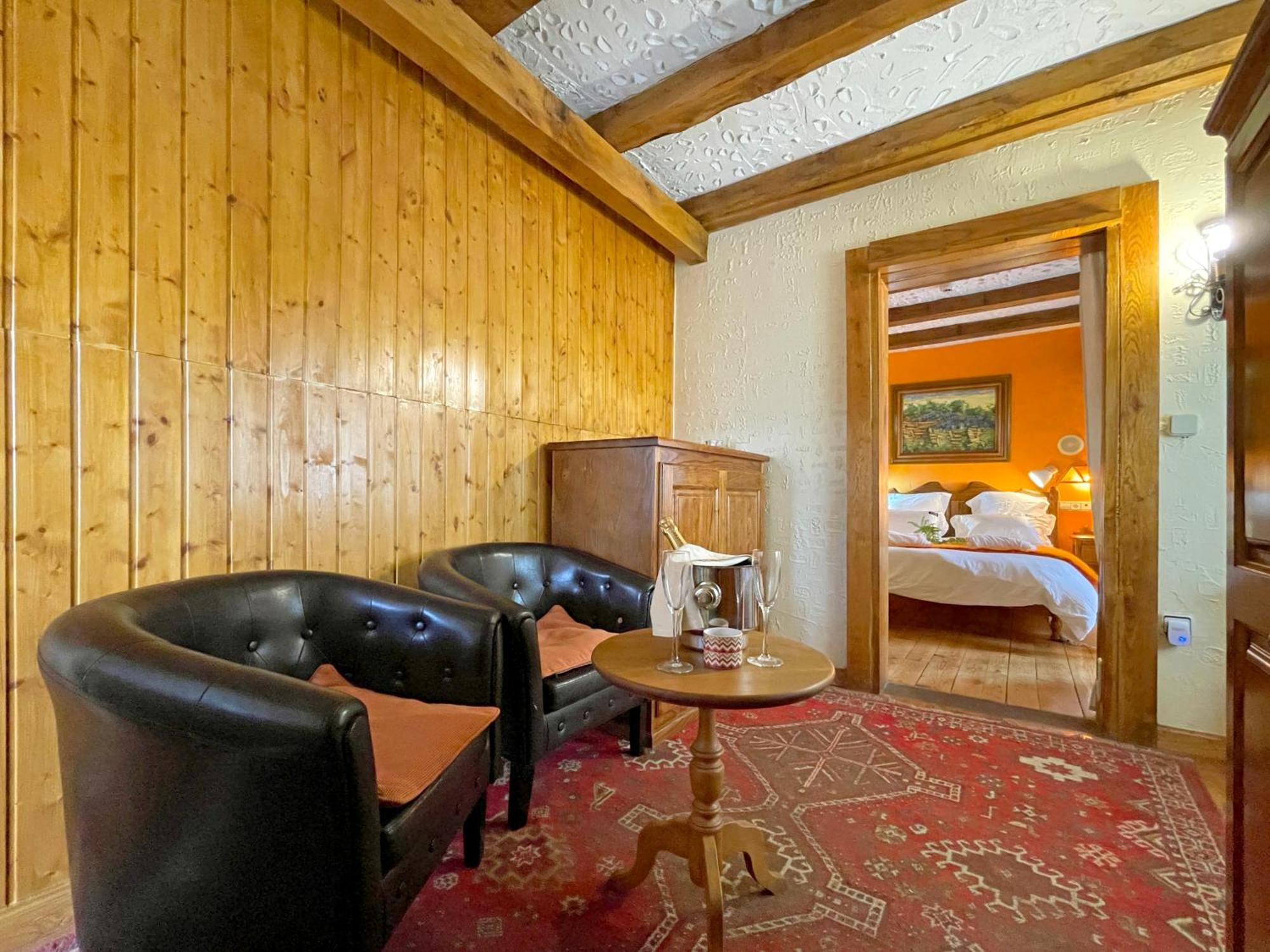 Hotel Peruskenea Jaunsaras Eksteriør billede